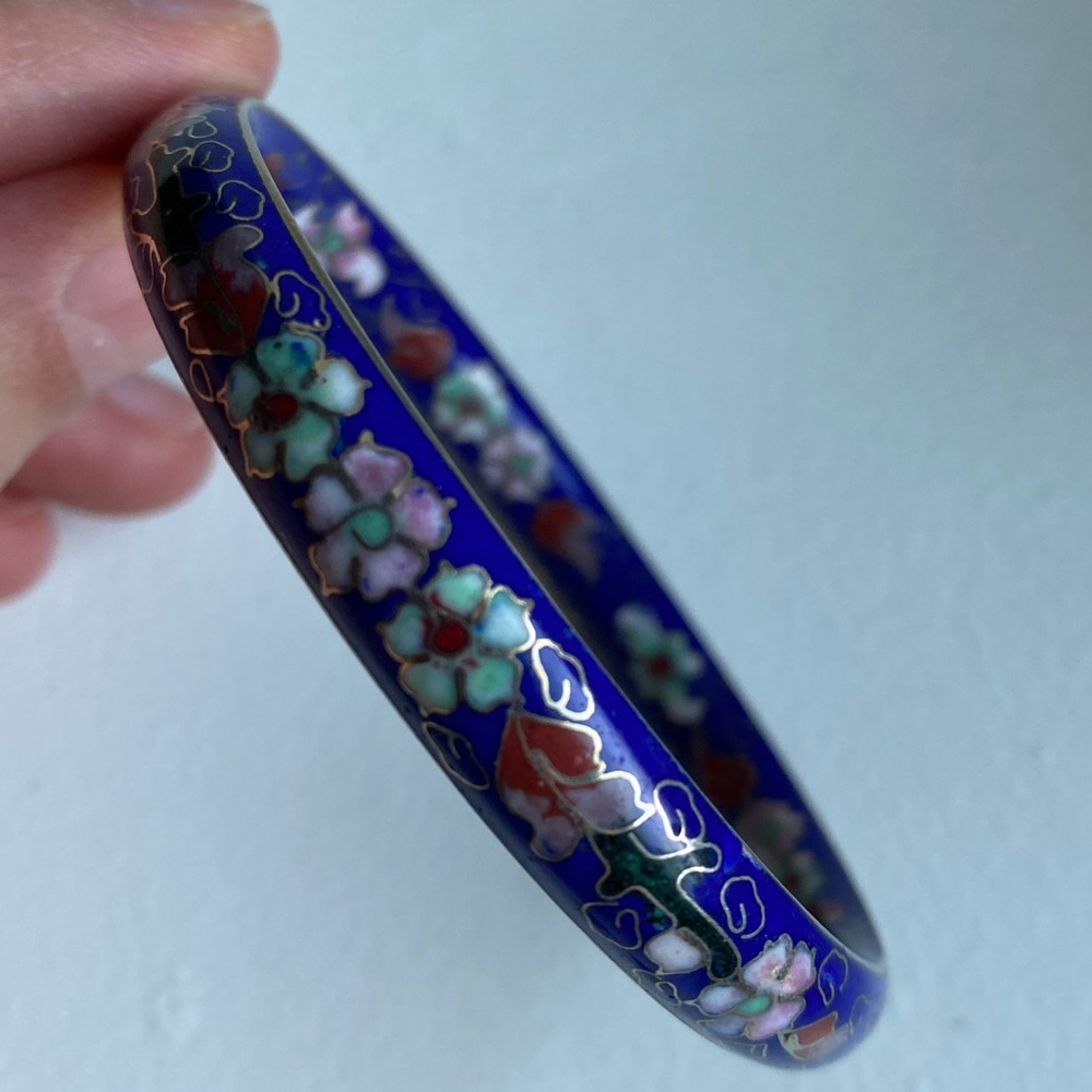 Intricate bangle bracelet with floral design - Picture 2 of 4